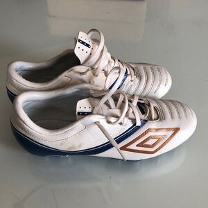 Big kids size 3 Umbro soccer shoes
